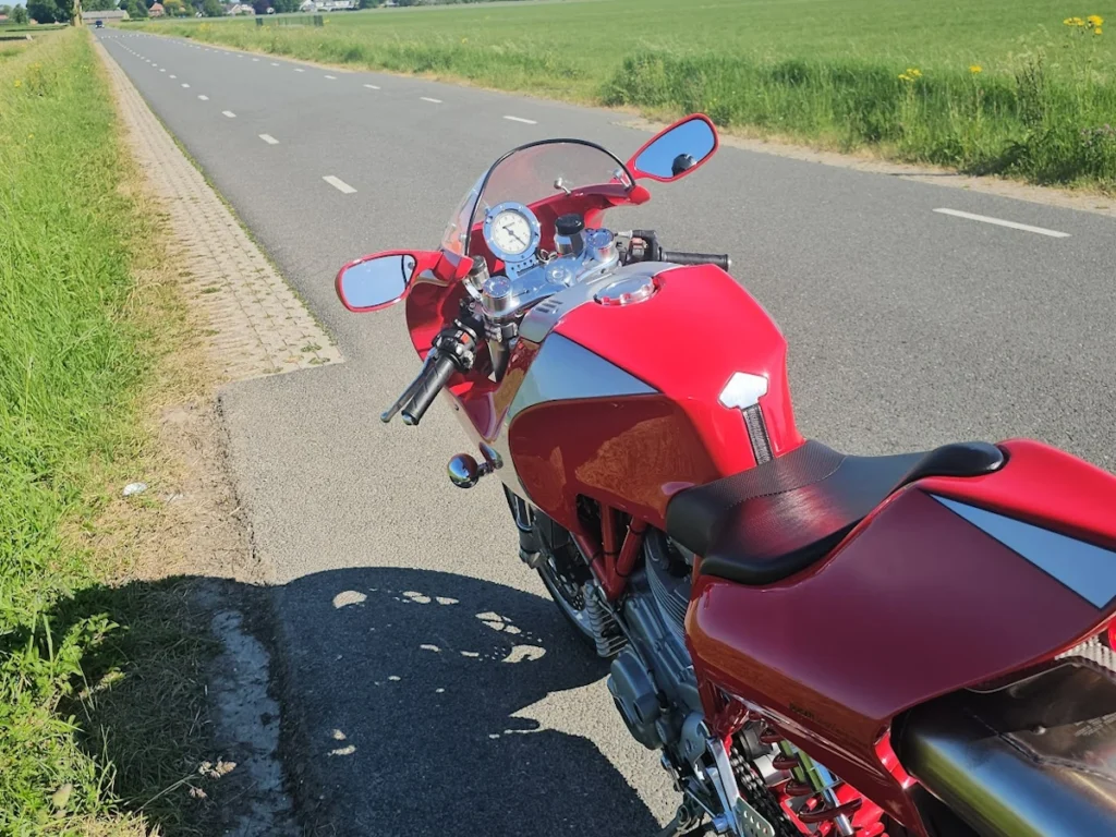 Lekker met de Ducati gaan motorrijden en helemaal zelf geimporteerd!